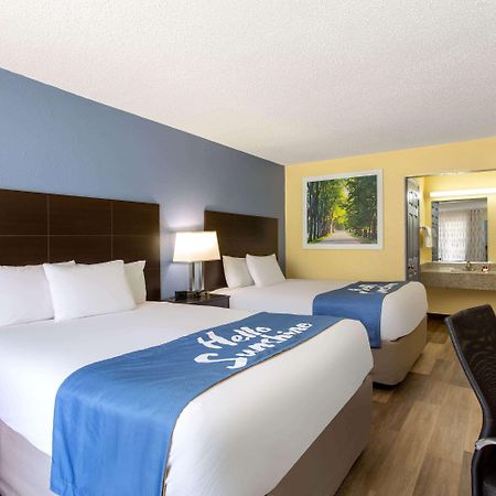 Days Inn By Wyndham Greensboro Airport Екстер'єр фото