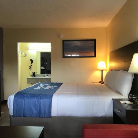 Days Inn By Wyndham Greensboro Airport Екстер'єр фото