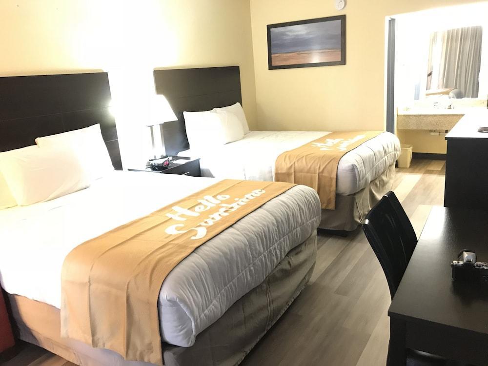 Days Inn By Wyndham Greensboro Airport Екстер'єр фото