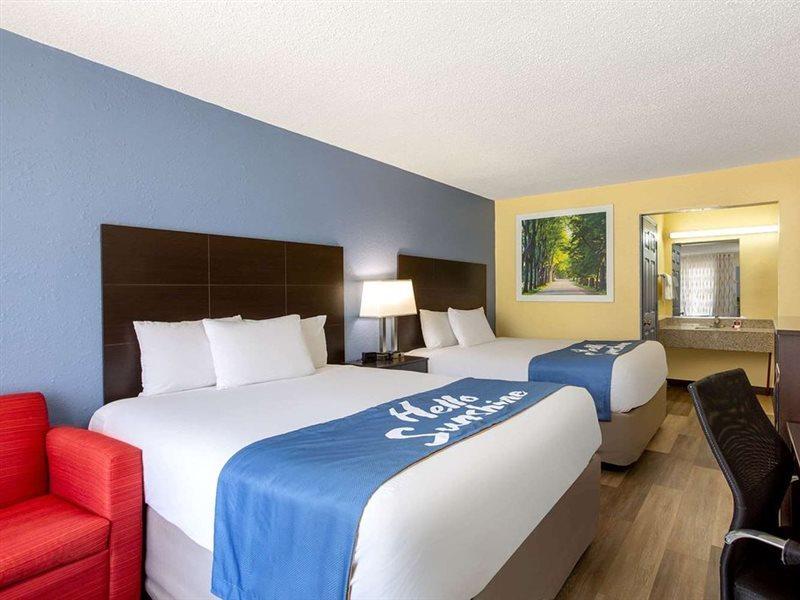 Days Inn By Wyndham Greensboro Airport Екстер'єр фото