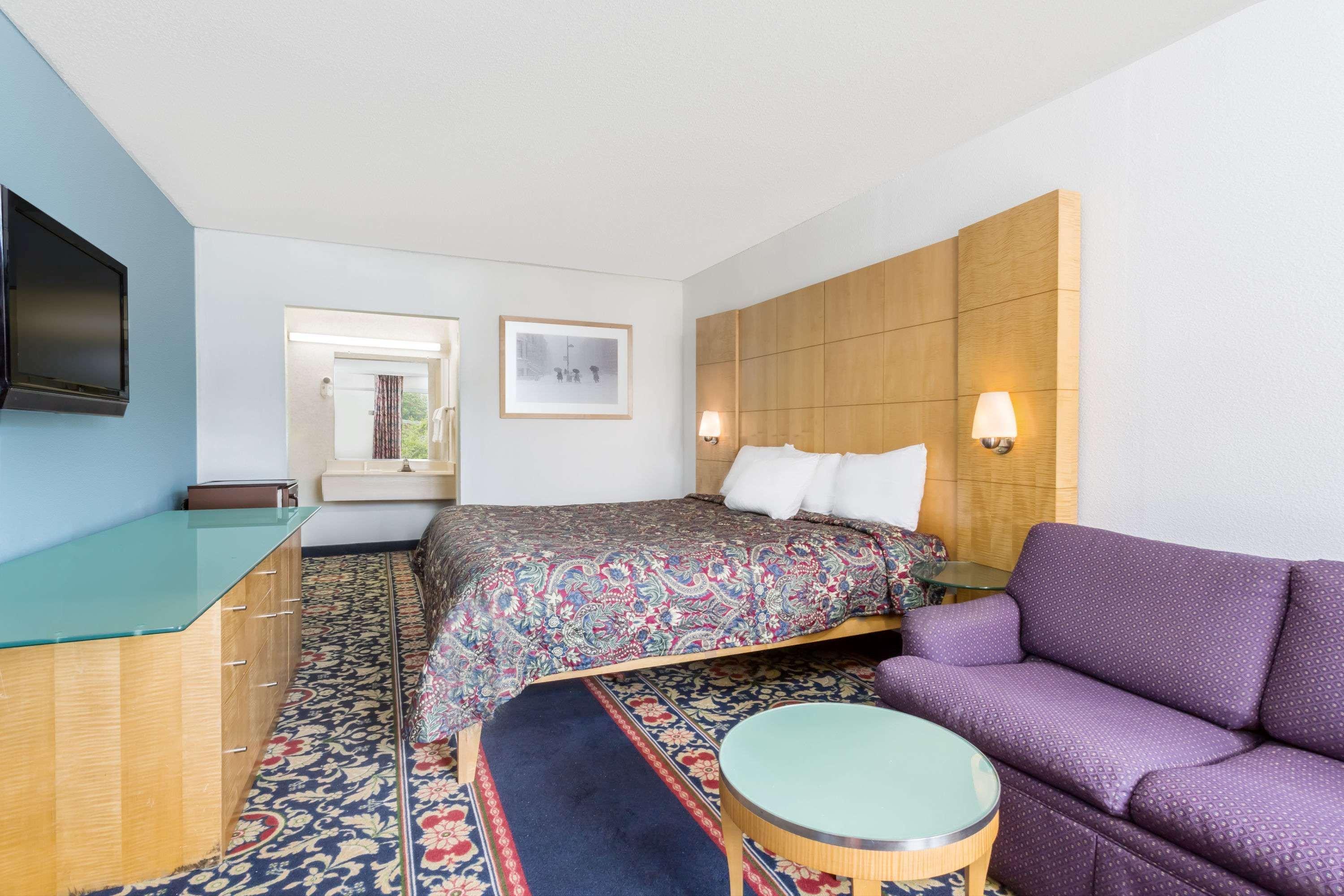 Days Inn By Wyndham Greensboro Airport Екстер'єр фото