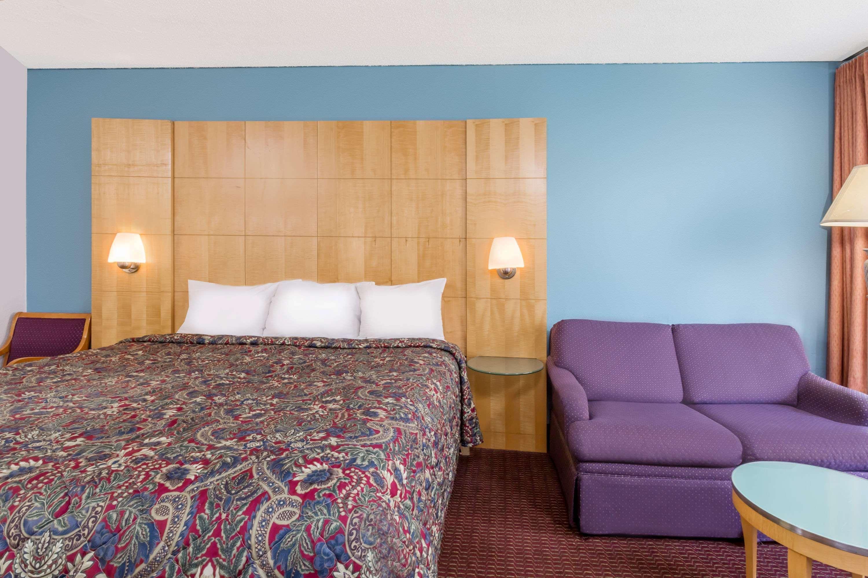 Days Inn By Wyndham Greensboro Airport Екстер'єр фото