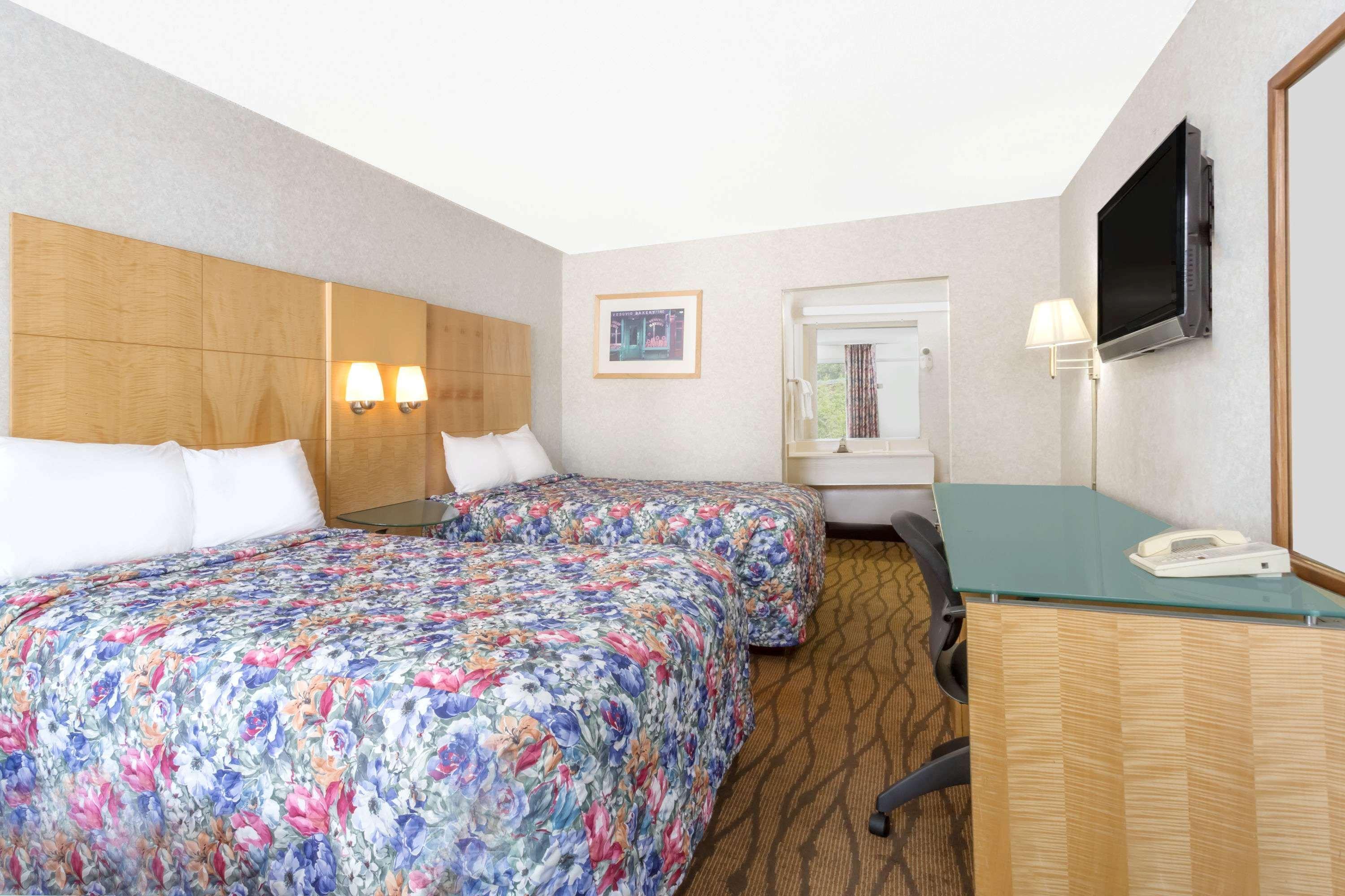 Days Inn By Wyndham Greensboro Airport Екстер'єр фото