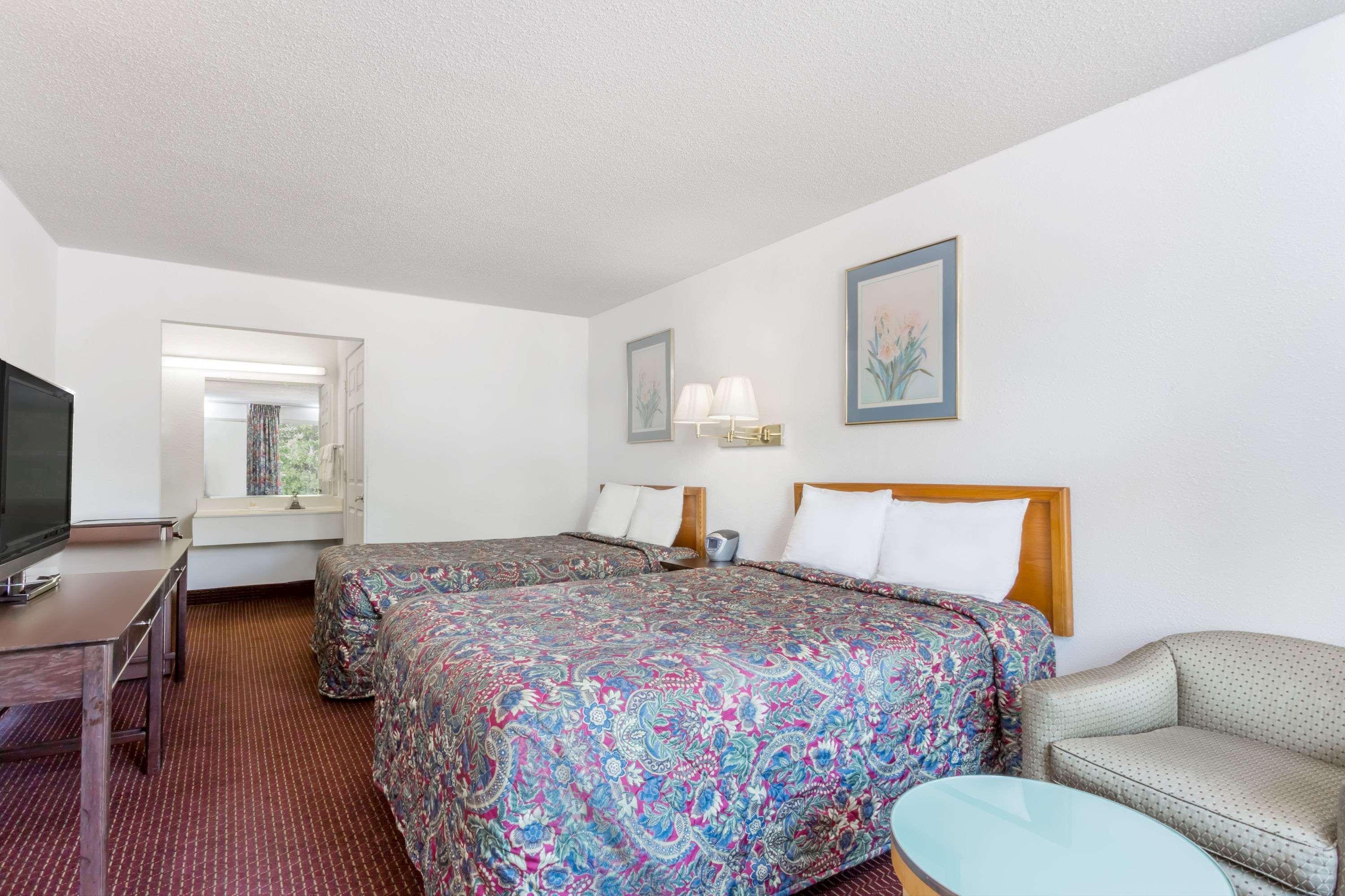 Days Inn By Wyndham Greensboro Airport Екстер'єр фото