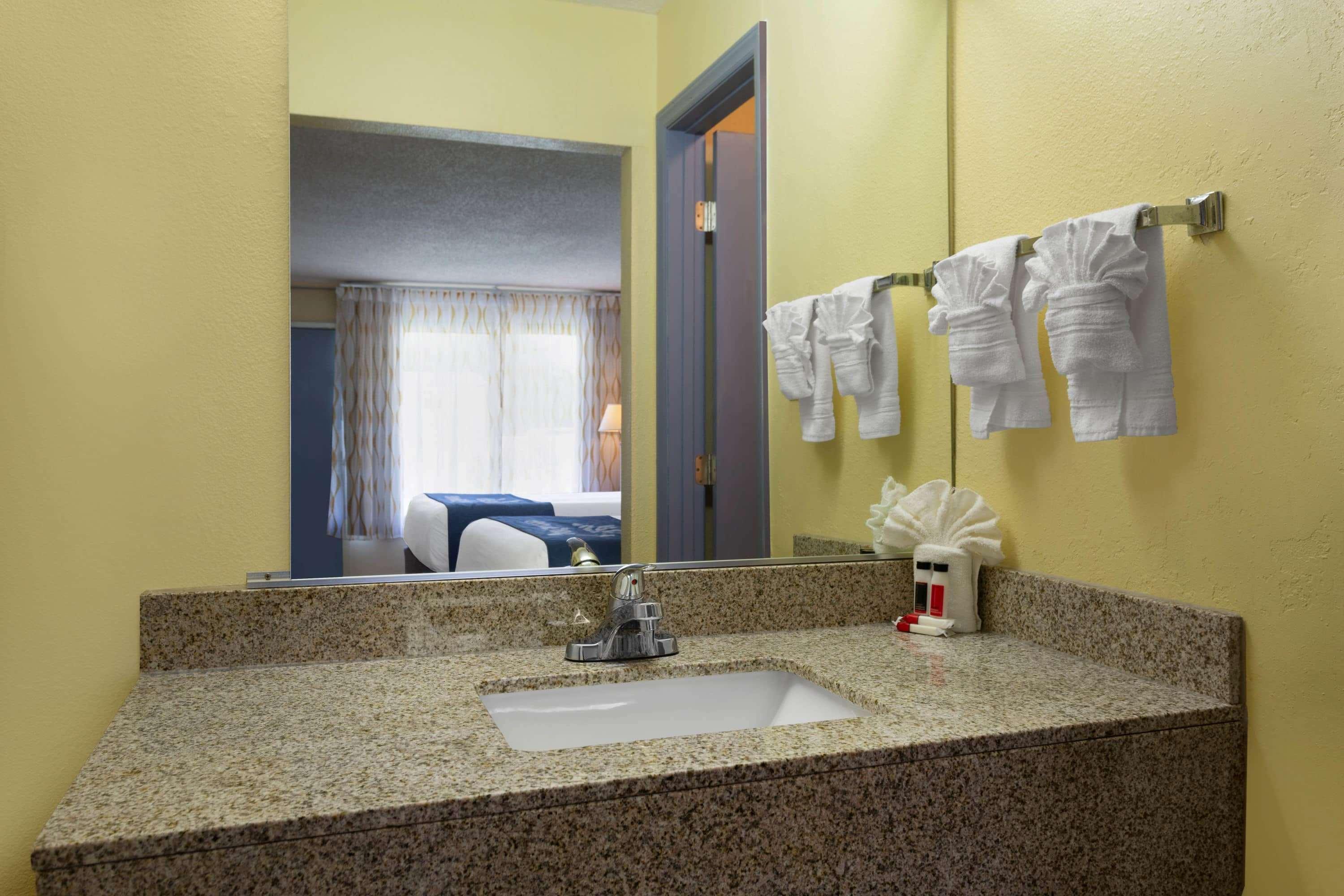 Days Inn By Wyndham Greensboro Airport Екстер'єр фото
