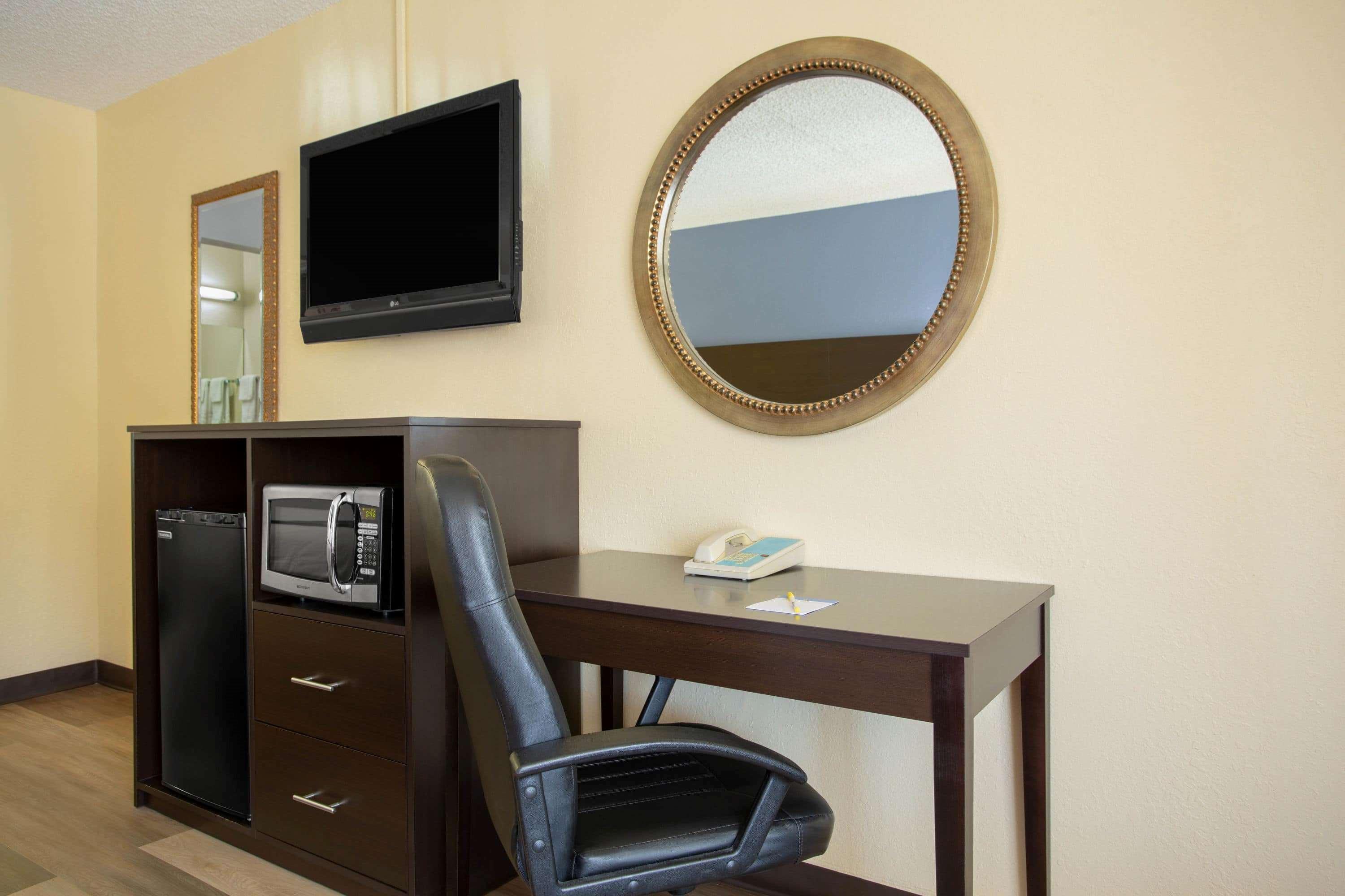 Days Inn By Wyndham Greensboro Airport Екстер'єр фото