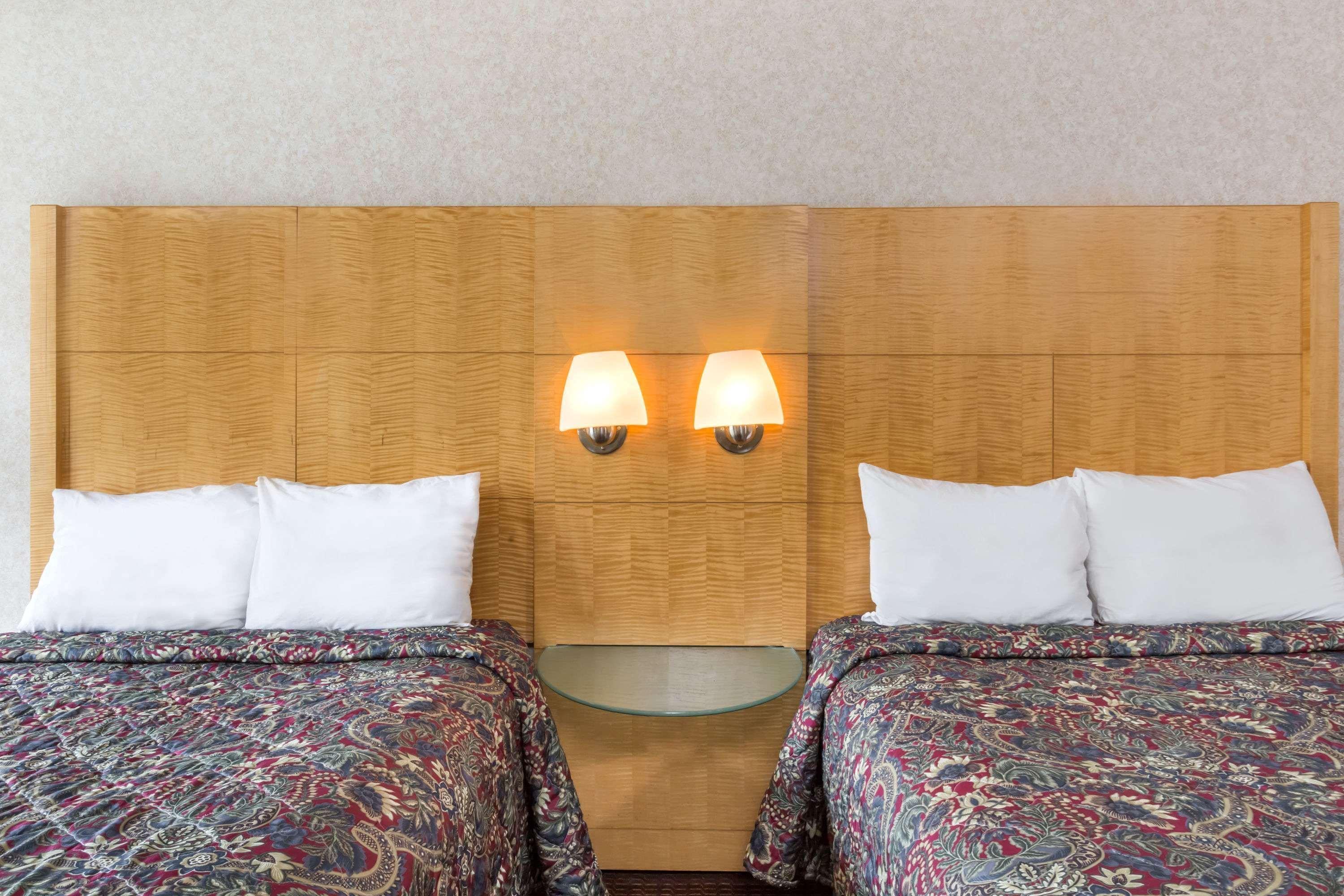 Days Inn By Wyndham Greensboro Airport Екстер'єр фото