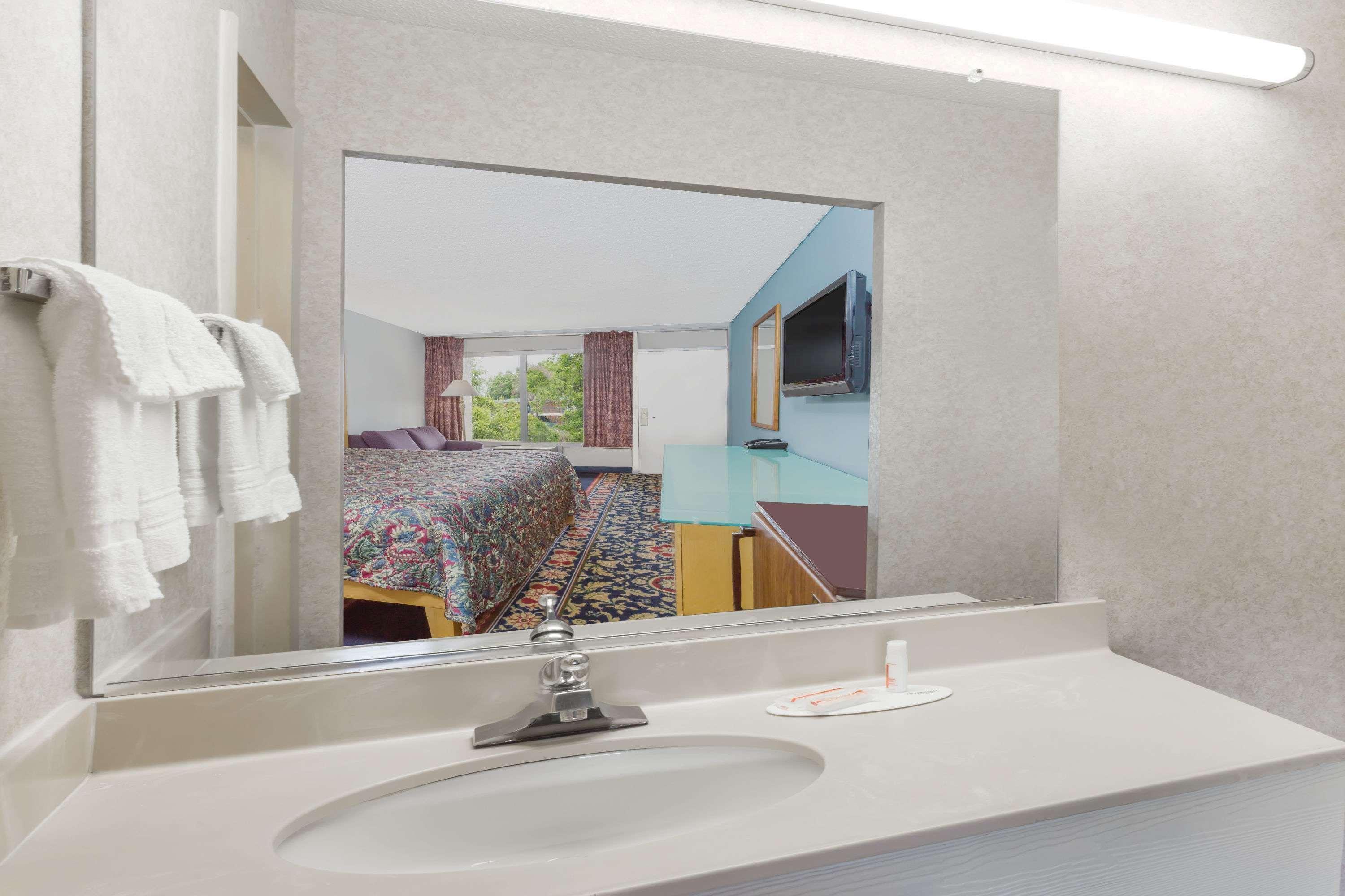 Days Inn By Wyndham Greensboro Airport Екстер'єр фото