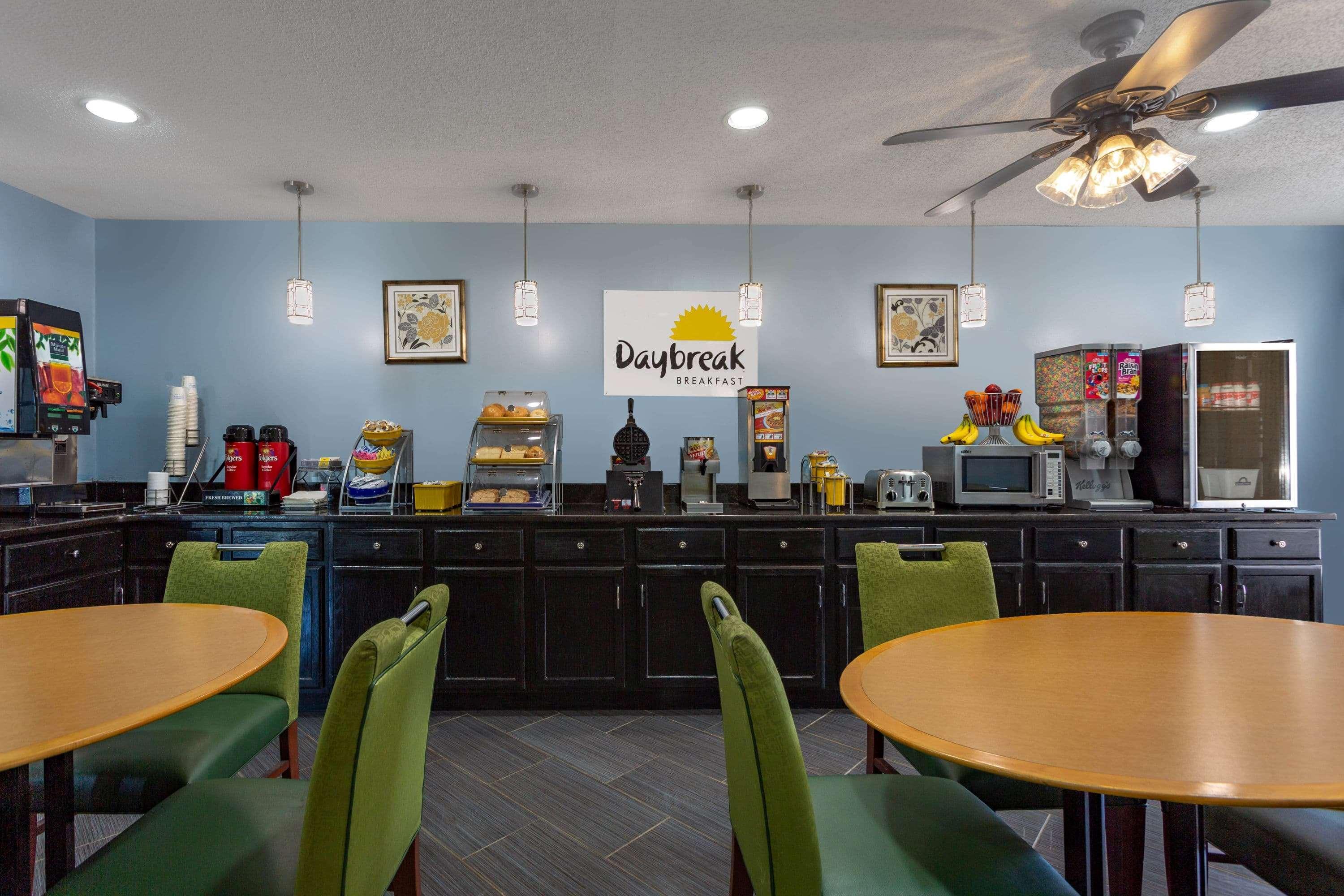 Days Inn By Wyndham Greensboro Airport Екстер'єр фото