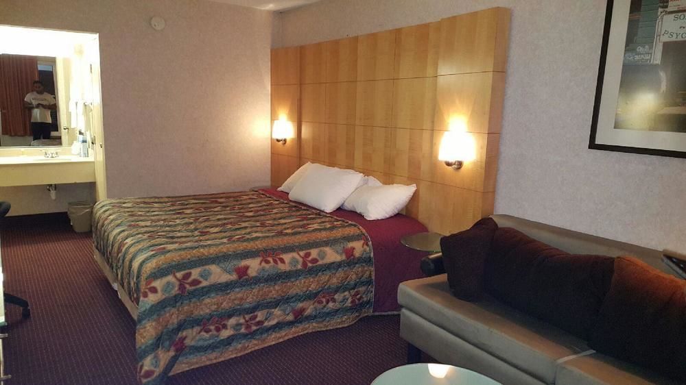 Days Inn By Wyndham Greensboro Airport Екстер'єр фото
