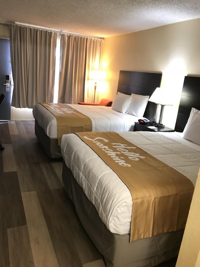 Days Inn By Wyndham Greensboro Airport Екстер'єр фото