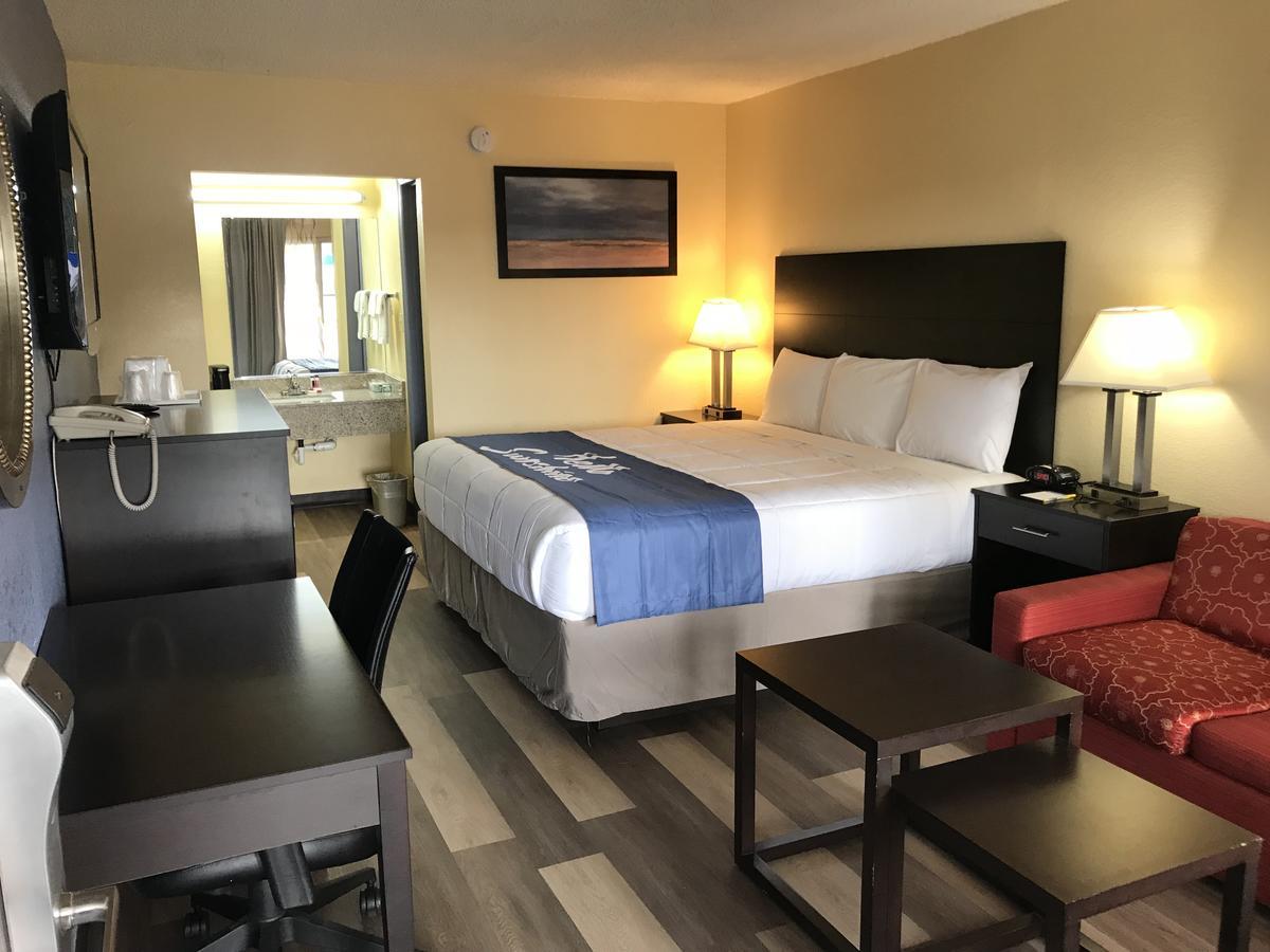 Days Inn By Wyndham Greensboro Airport Екстер'єр фото