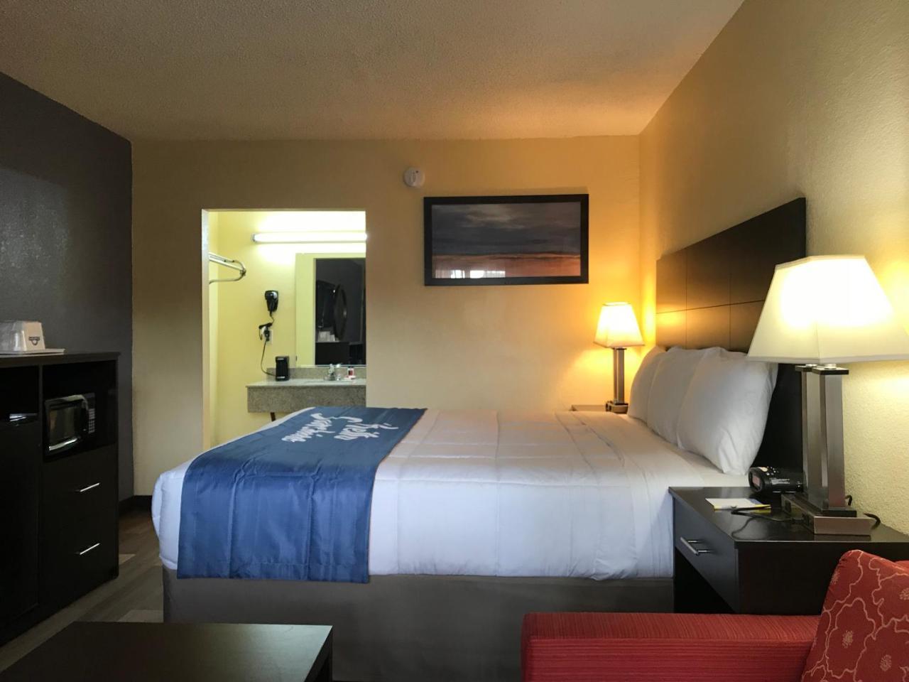 Days Inn By Wyndham Greensboro Airport Екстер'єр фото